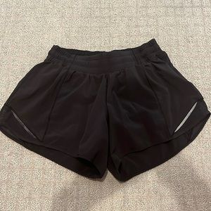 Lululemon Black Hotty Hot 2.5” shorts